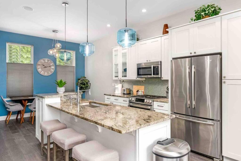 4 Bedroom 3 Bath Sleeps 10 Pet Friendly Private Backyard, 2 Car Garage, City Views, Close To All Stadiums And Casino Pittsburgh Dış mekan fotoğraf