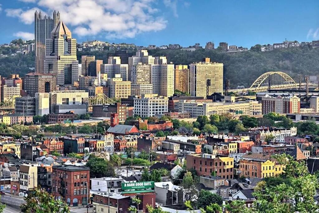 4 Bedroom 3 Bath Sleeps 10 Pet Friendly Private Backyard, 2 Car Garage, City Views, Close To All Stadiums And Casino Pittsburgh Dış mekan fotoğraf