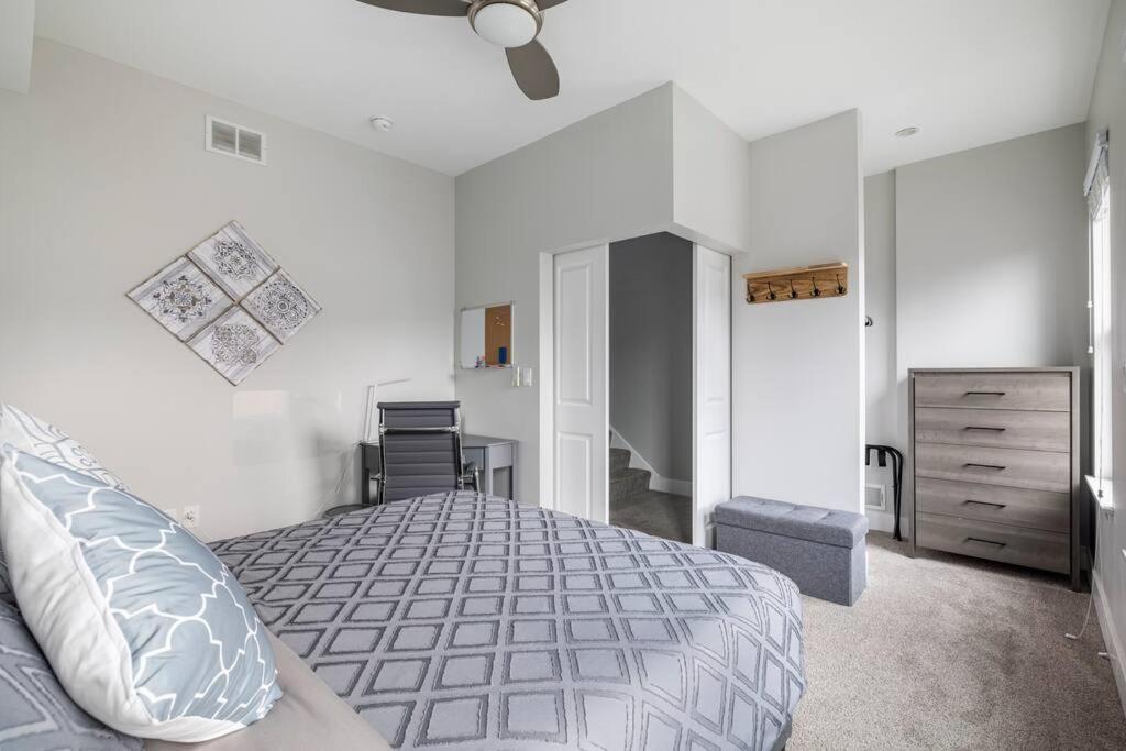 4 Bedroom 3 Bath Sleeps 10 Pet Friendly Private Backyard, 2 Car Garage, City Views, Close To All Stadiums And Casino Pittsburgh Dış mekan fotoğraf